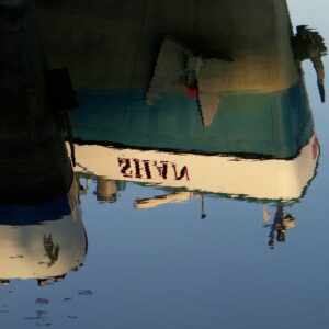 Reflet de péniche sur la Seine