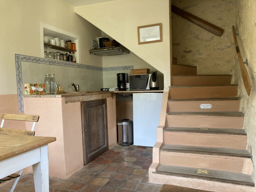 L'entrée et coin-repas avec cuisine