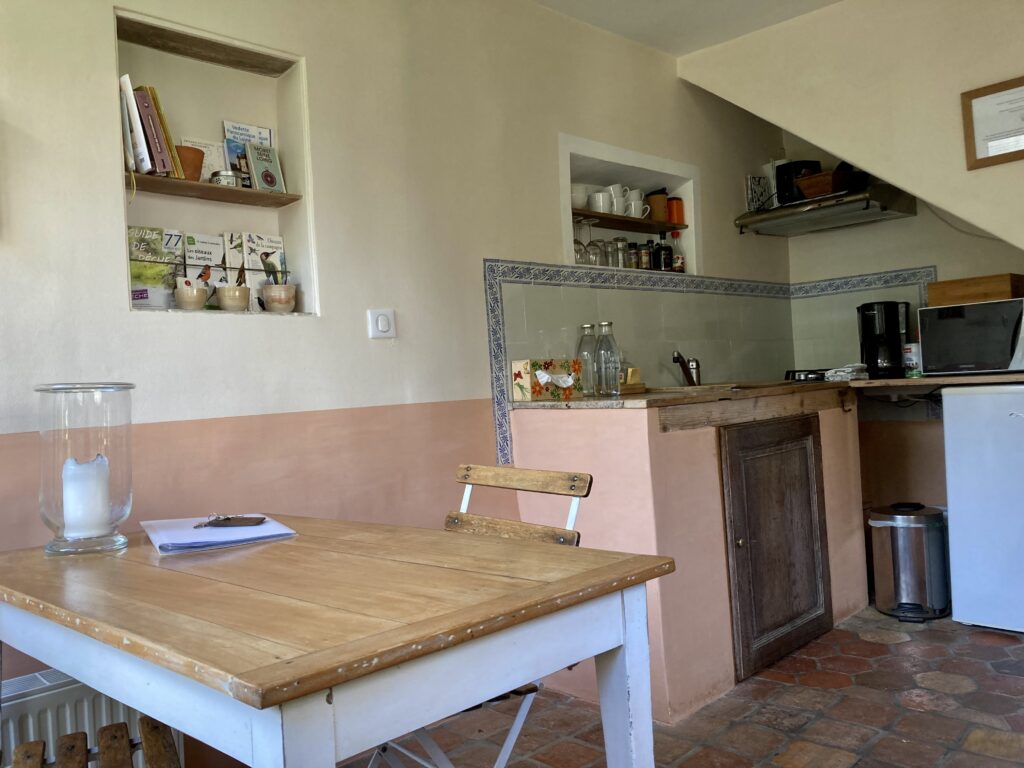 L'entrée et coin-repas avec cuisine